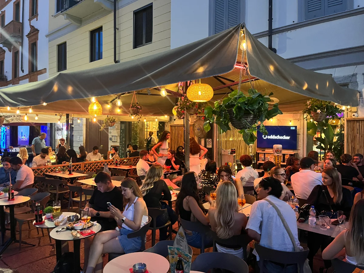 Aperitivo al Momo Lido Navigli, sui Navigli a Milano